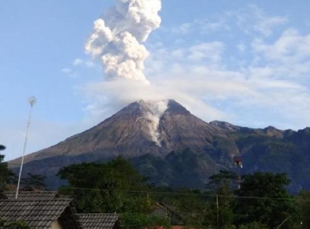 Gunung Merapi Erupsi 2 Kali Pagi Ini, Masyarakat Diminta Waspada