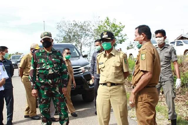 Bupati Kuansing  Tinjau Posko Pengawasan Covid-19 di Kecamatan Pucuk Rantau