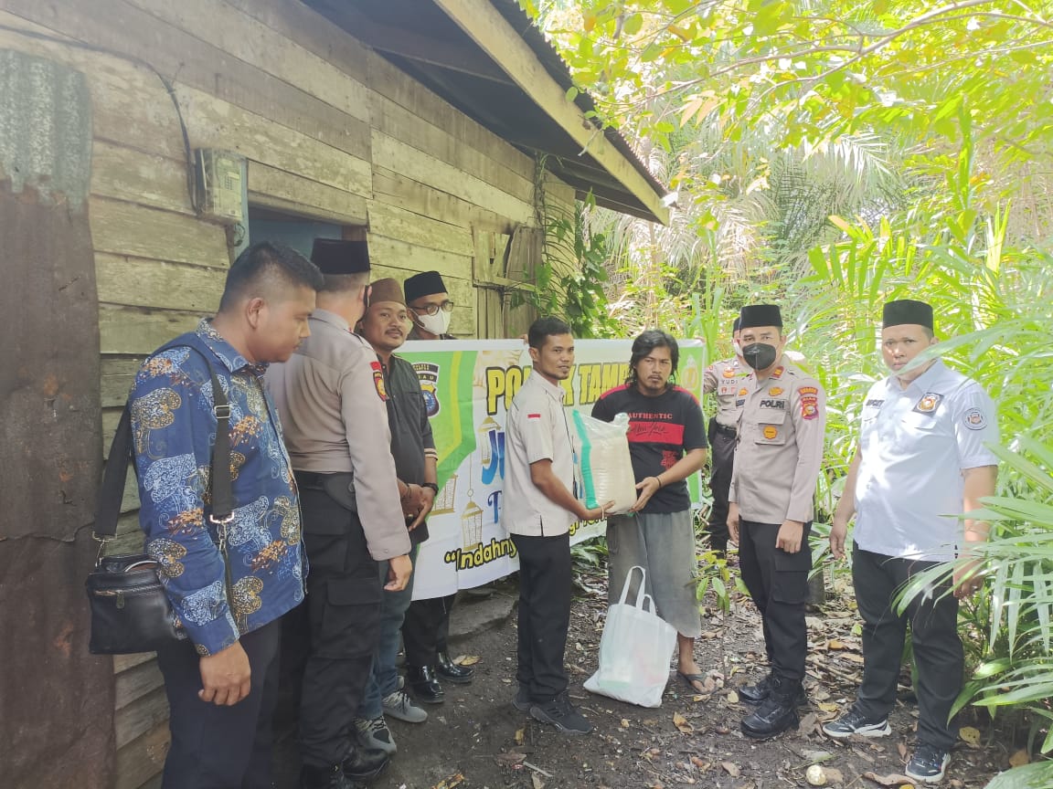 Sahabat Polisi Indonesia DPW Riau Dampingi Polsek Tambang Lakukan Jumat Berkah Dengan Berbagi Sembako Kepada Warga Tak Mampu