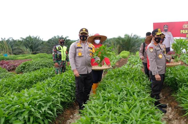Kabaharkam Polri Komjen Agus Andrianto Apresiasi Keberhasilan Program Jaga Kampung Polda Riau