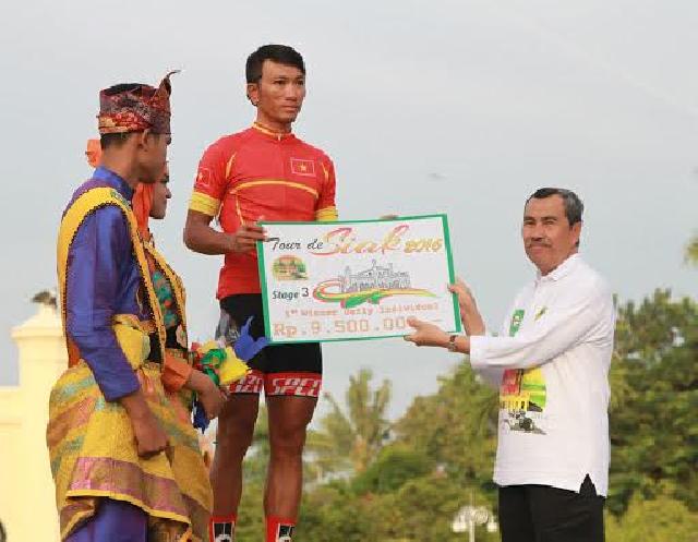 Tour De Siak Etape III Masih Didominasi Vietnam, Bupati Serahkan Hadiah