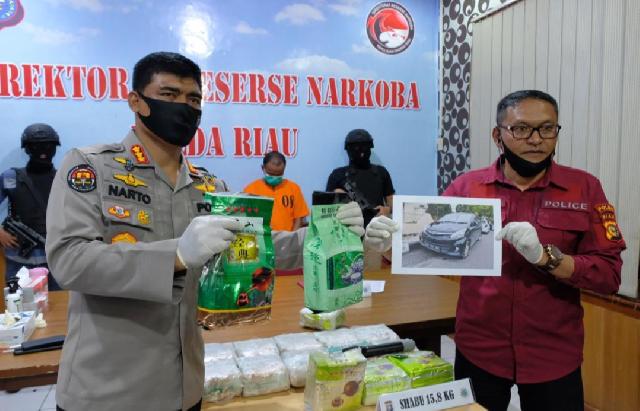 Tim Tiger Direktorat Narkoba Polda Riau  Ringkus 2 Pelaku Dan Sita 15,8 Kg Sabu