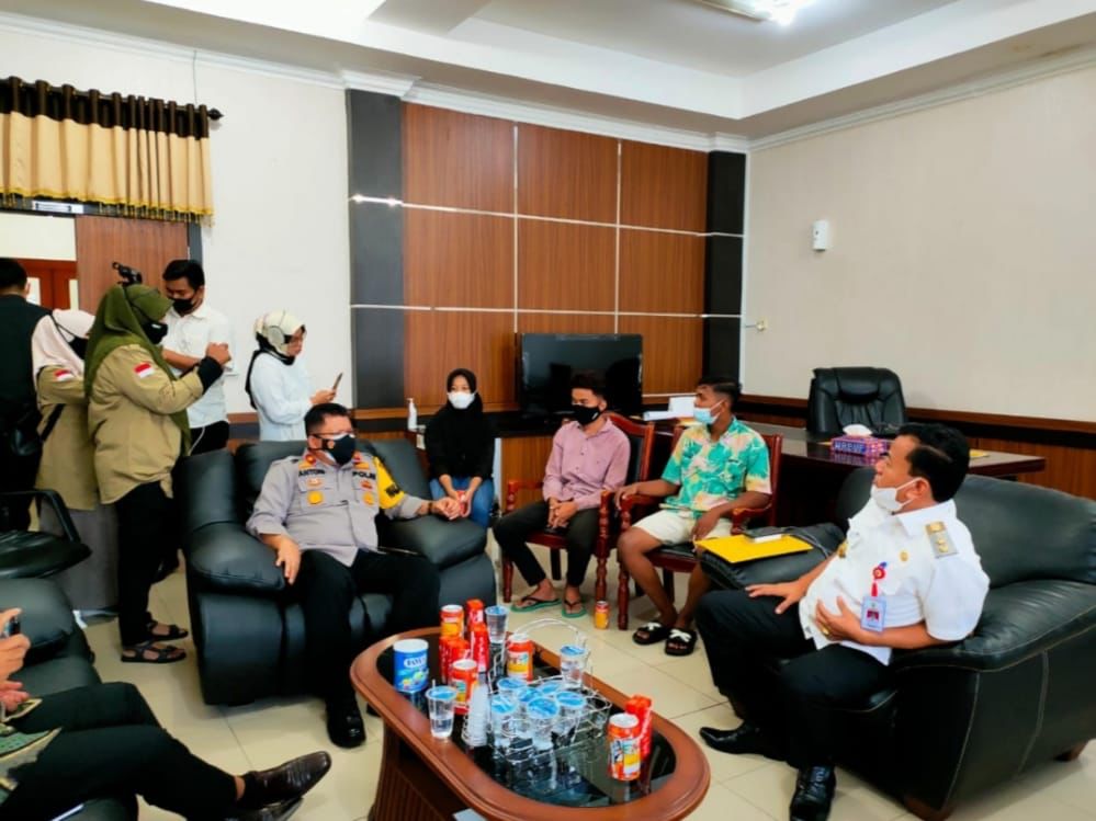 Waka Polres dan Wakil Bupati Kuansing Menerima Pengakuan 3 Anak Penurun Bendera di Kantor Pemkab Kuansing