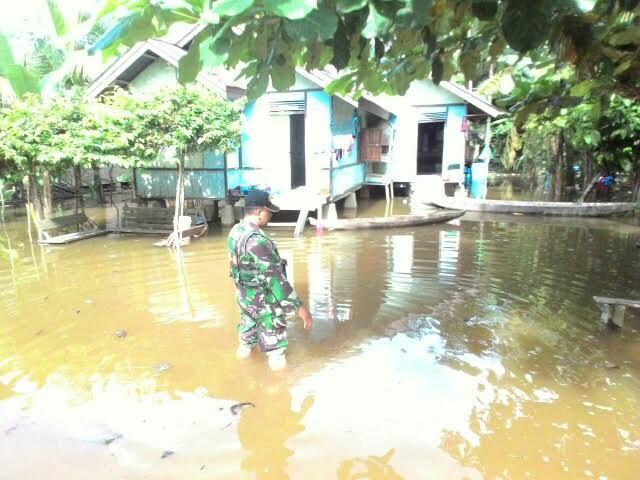 Babinsa Koramil 06 Siak  Hulu Melaksanakan Pengecekan Desa Yang Terdampak Banjir