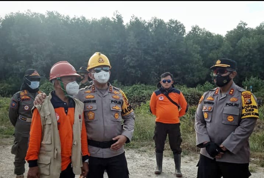 Wabup H. Asmar Bersama Kapolda Riau dan Kapolres Ikut Lakukan Pemadaman Titik Api di Tasik Putri Puyu