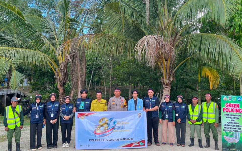 Bhabinkamtibmas Desa Bungur Bersama Warga Serta Mahasiswa KKN UNRI Tanam Mangrove Sambut HUT Bhayangkara ke-80