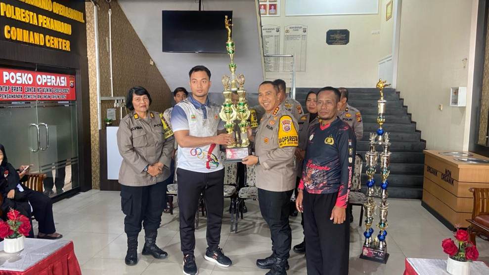 Kapolresta Pekanbaru Serahkan Piala Bergilir Dalam Lomba Pencak Silat Kapolresta Cup II