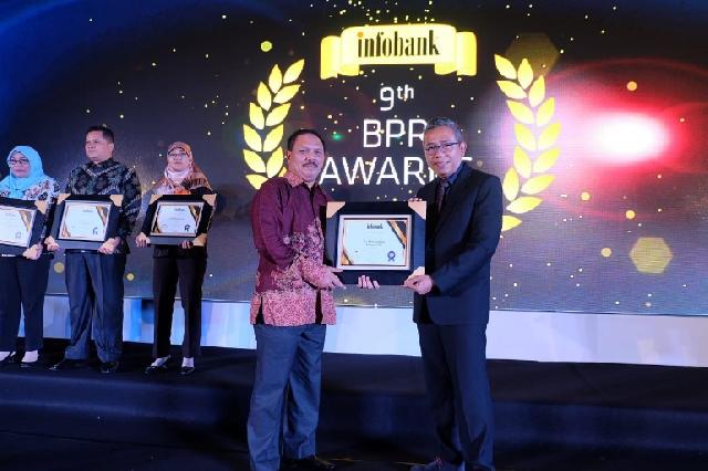 Pemkab Inhil Terima Penghargaan Atas Kinerja Keuangan PD BPR Gemilang