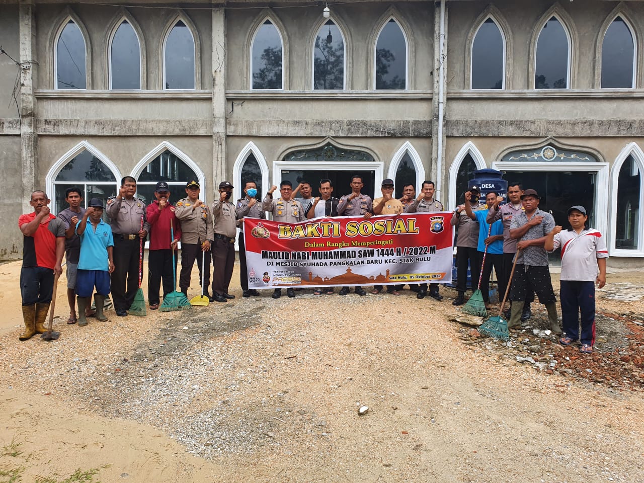 Sambut Maulid Nabi, Personil Polsek Siak Hulu Goro Bersihkan Masjid