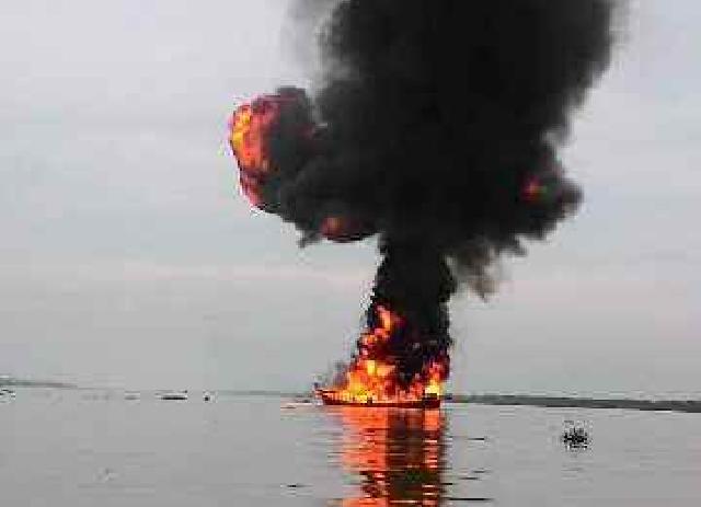 Korban Kapal Bermuatan BBM Yang Terbakar, Alami Luka Bakar Serius 