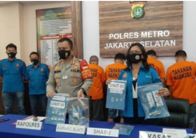 Polisi Tangkap 3 Pilot Beserta 11 Paket Sabu