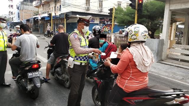 Satlantas Meranti Menghadang Pengendara Sepeda Motor di Simpang Traffic Light Imam Bonjol