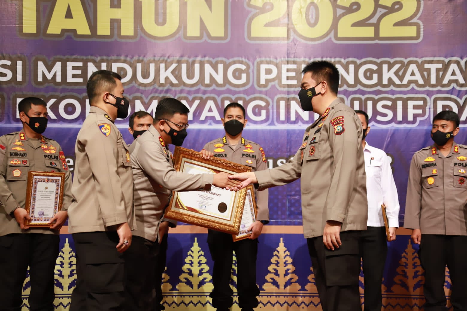 Polresta Pekanbaru Terima Tiga Penghargaan Dari Polda Riau Dan Kemenpan RB