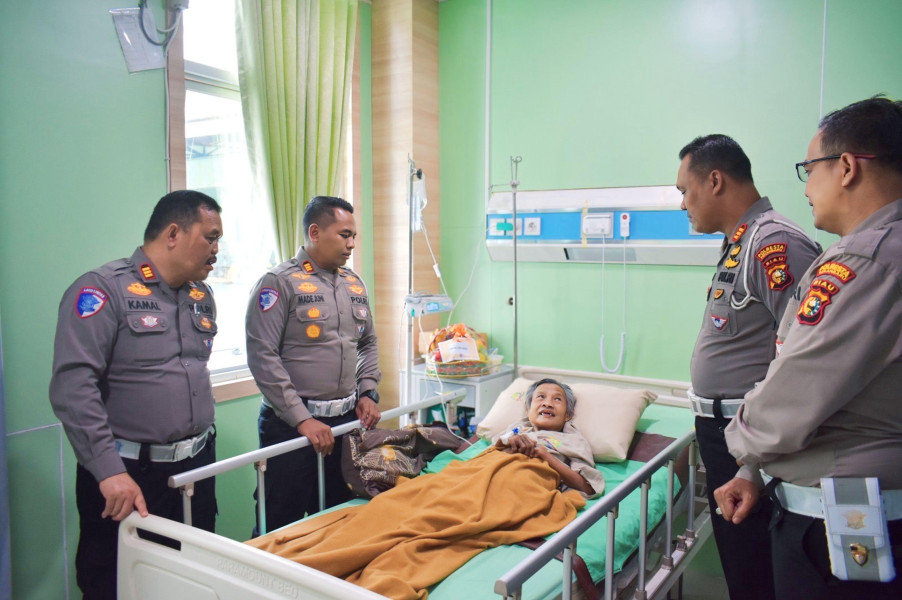 Kasat Lantas Polresta Pekanbaru, Jenguk Nenek Zaimah di RS Madani Berikan Bantuan dan Perhatian