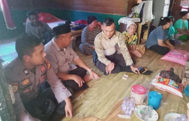 IPTU AGD Simamora SH MH Beri Bantuan Sembako Kepada Ibu Haminah