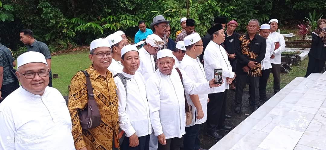 Gubernur Riau dan Keluarga Rokan Hulu Ziarah ke Makam Pahlawan Nasional Tuanku Tambusai di Seremban, Malaysia