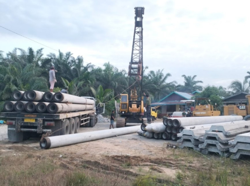 Material Sudah Sampai Dilokasi, Perbaikan Jalan Amblas Kecamatan Kuala Cenaku Akan Segera Diperbaiki