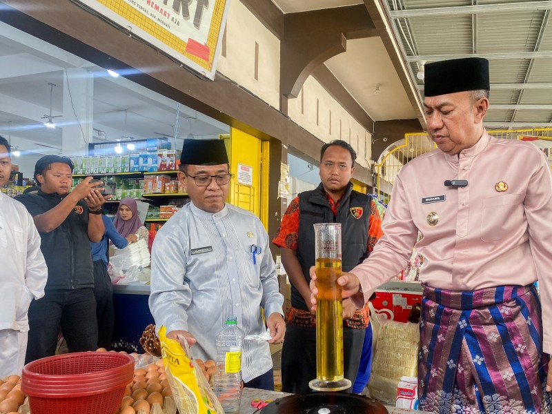 Wabup Muzamil Tinjau Minimarket Cek Takaran Minyakita di Selatpanjang