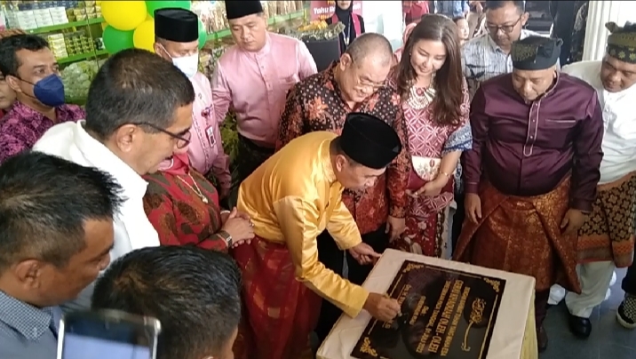 Gubernur Syamsuar dan PJ Walikota Pekanbaru Muflihun, Resmikan Gerai Oleh-oleh Khadijah