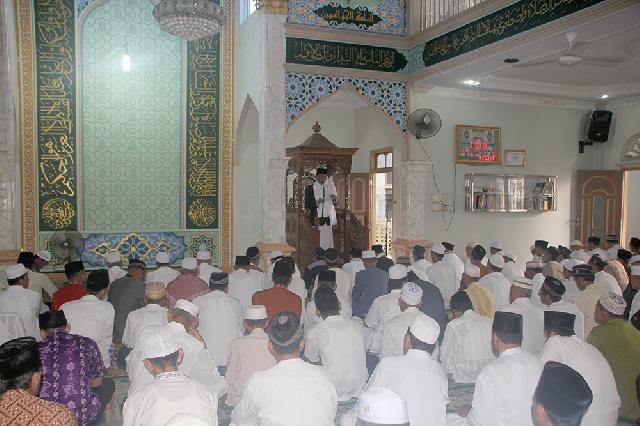 Solat ID, Bupati Wardan Khatib di Masjid Darul Hikmah