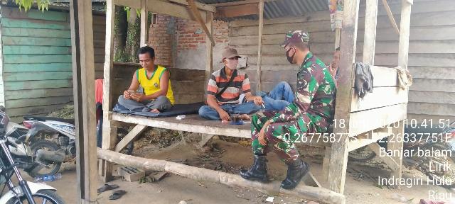 Babinsa 04/PP Komsos ke Desa Banjar Balam Lirik