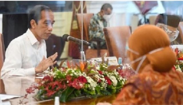 Jokowi Perintahkan Gubernur Kawal Bansos: Jangan Ada Potongan
