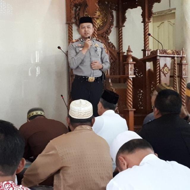 Kapolsek Payung Sekaki Sampaikan Pesan Kamtibmas di Masjid As-Syakirin