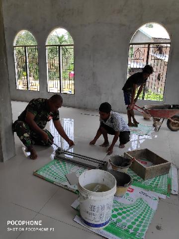 Serda Hendriswan dan Perangkat Desa Memasang Keramik di Mesjid Al Ikas Koto Inuman