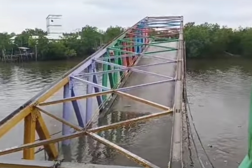 Jembatan Panglima Sampul Alai Ambruk ke Sungai Perumbi