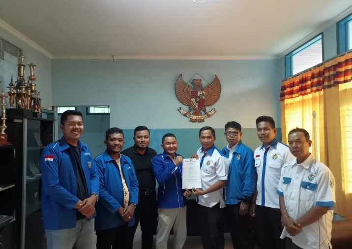 DPD KNPI Provinsi Riau Serahkan SK Karateker Kabupaten Inhil
