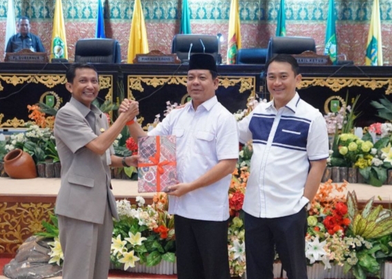 Pj Sekdaprov Riau Terima Pandangan Fraksi Mengenai LKPJ Kepala Daerah 2023