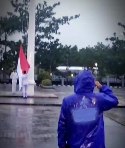 Penurunan Bendera di Kepulauan Meranti Tetap Khidmat Walaupun Diguyur Hujan Deras
