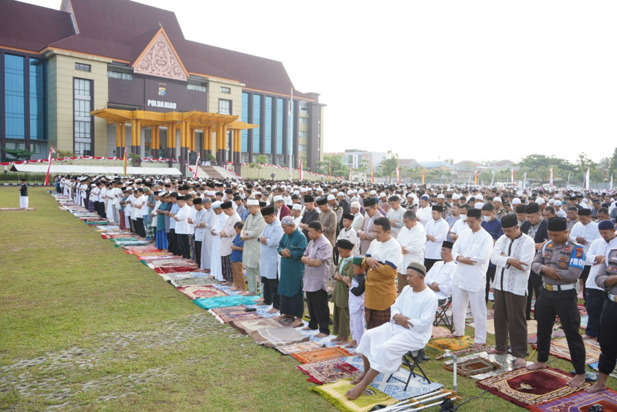 Ribuan Jamaah Hadiri Sholat Idul Adha 1444 Hijriah 2023 di Halaman Mapolda Riau