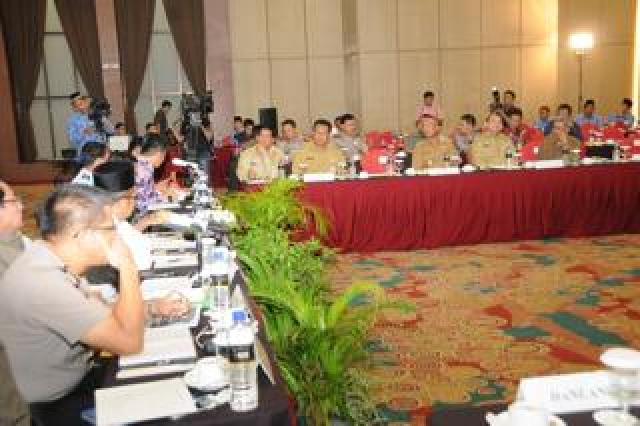 Rapat Koordinasi Antara Gubernur Dengan Bupati dan Walikota Se-Riau