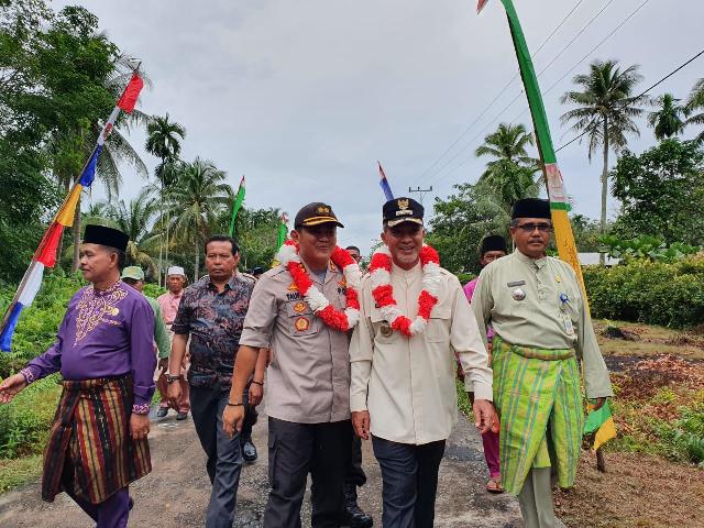 Wakil Bupati Meranti Beserta Kapolres dan Rombongan di Sambut Masyarakat Kecamatan Pulau Merbau
