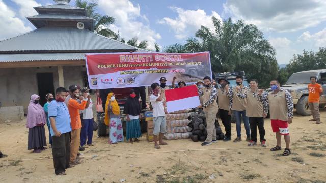 Telusuri Daerah Pedalaman, Kapolres Inhu Bagikan Sembako Dan Bendera Untuk Warga Talang Tanjung