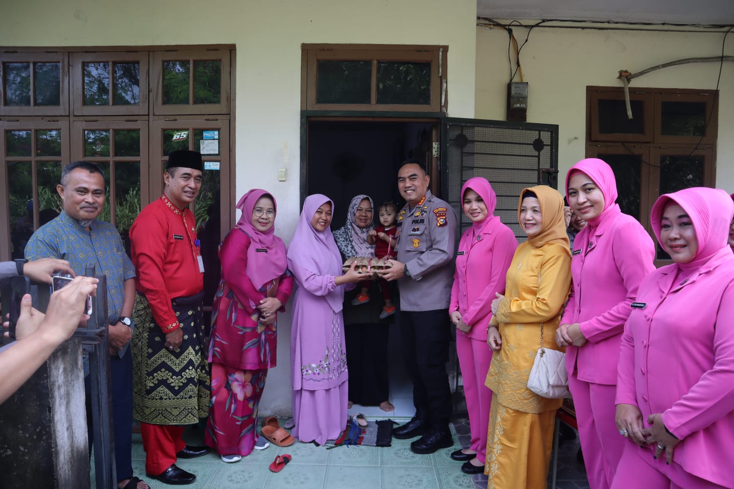 Polresta Pekanbaru  Bersama Badan Kependudukan Keluarga Berencana Nasional (BKKBN) Prov Riau,Beri Bantuan Sembako Kepada Penderita Stunting