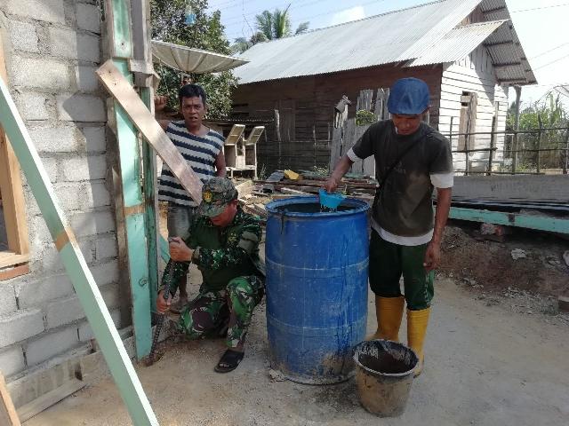 Sertu Solikhin Bantu Pembuatan Rumah Warga di Desa Pesikain