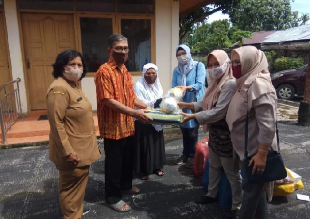 FJPI Riau Bagi Selimut dan Masker untuk Manula di Panti Jompo Tresna Werdha