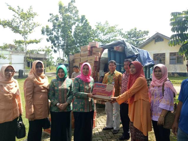 Peduli Korban Banjir di Kuansing, Ketua K3S Hj Emi Safitri Mursini Serahkan Bantuan Sembako