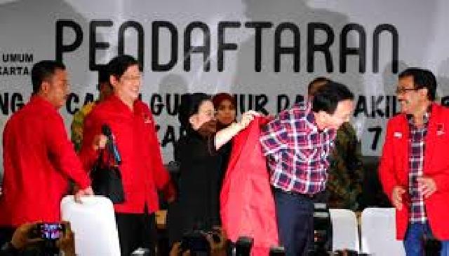 Ahok Dipakaikan Jas Merah oleh Megawati saat Mendaftar ke KPU DKI