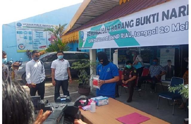 BNN Riau Tangkap Seorang Pengedar Narkoba Antar Provinsi, Sabu 1 Kg Disita