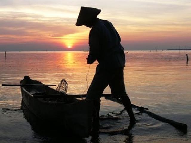 Bupati Serahkan Bantuan Hibah Untuk Masyarakat Nelayan