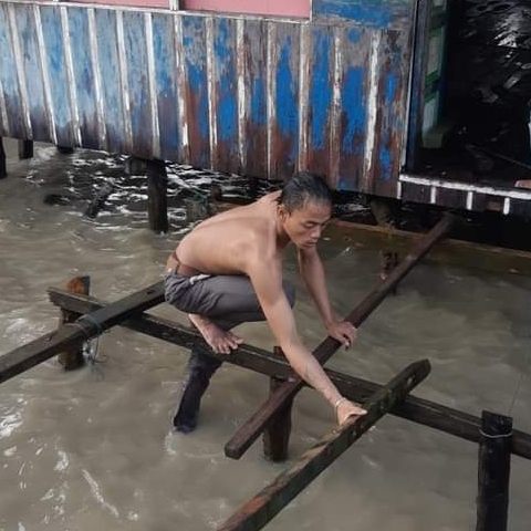 BPBD Riau Laporkan  1 Rumah Suku Laut Rusak Berat Disapu Ombak