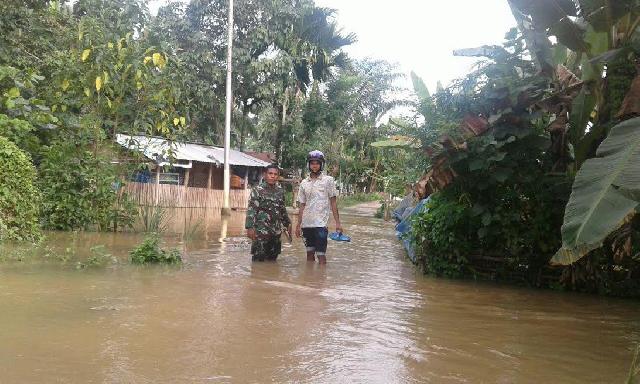 Babinsa Koramil 01 Rengat Memantau Desanya Yang Terkena Banjir Di Desa Kuantan Babu