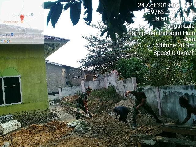 Danpos Dan Babinsa 04/PP Bersihkan Draenase Masjid di Sei Parit