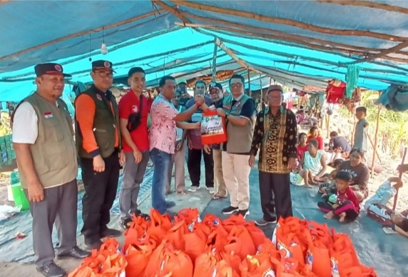 Kepala BPBD Riau Berikan Bantuan,  Untuk Korban Banjir di Desa Pangkalan Libut Bengkalis