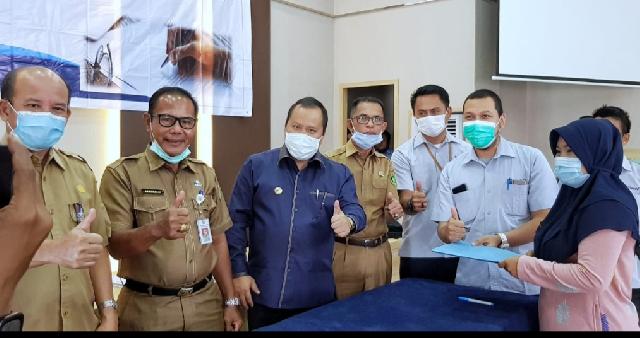 Bupati Irwan Serahkan Dana Program Kemitraan PT. Timah Riau-Kepri Pada 38 Orang Pengelola Usaha Kecil Menengah