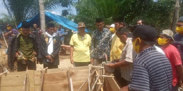 Ketua DPRD Kuansing,Andi Putra  Pelatakan Batu Pertama Mushallah Nur Akbar di Desa Lubuk Kebun