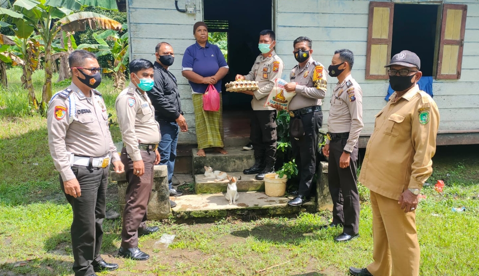 Berbagi Berkah, Polisi Antar Paket Sembako Untuk Janda di Desa Permai
